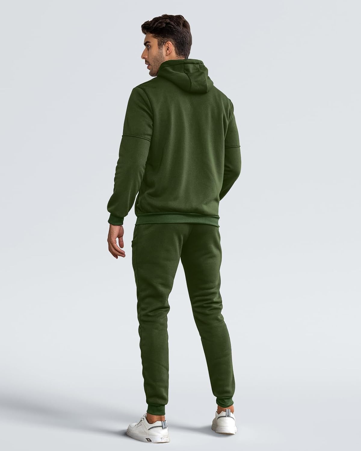 "Stijlvol heren trainingspak, zwart, slim-fit, met zakken; ideaal voor sportsessies en ontspannen, moderne look."