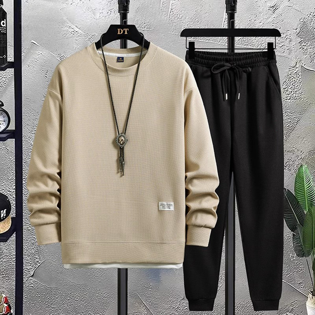 "Stijlvol joggingpak voor heren, navy met grijze accenten, comfortabele pasvorm, ideaal voor casual en thuisgebruik."