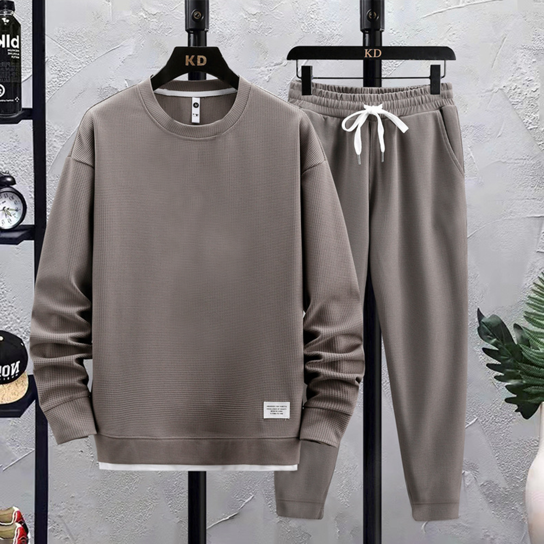 "Stijlvol joggingpak voor heren, navy met grijze accenten, comfortabele pasvorm, ideaal voor casual en thuisgebruik."