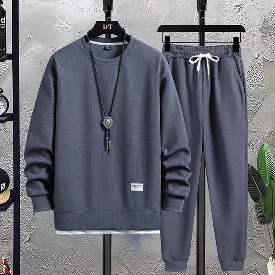"Stijlvol joggingpak voor heren, navy met grijze accenten, comfortabele pasvorm, ideaal voor casual en thuisgebruik."
