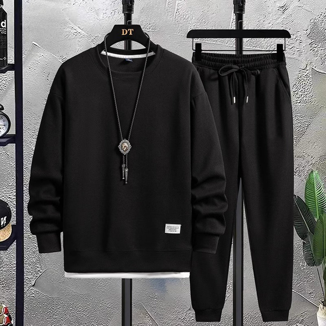"Stijlvol joggingpak voor heren, navy met grijze accenten, comfortabele pasvorm, ideaal voor casual en thuisgebruik."