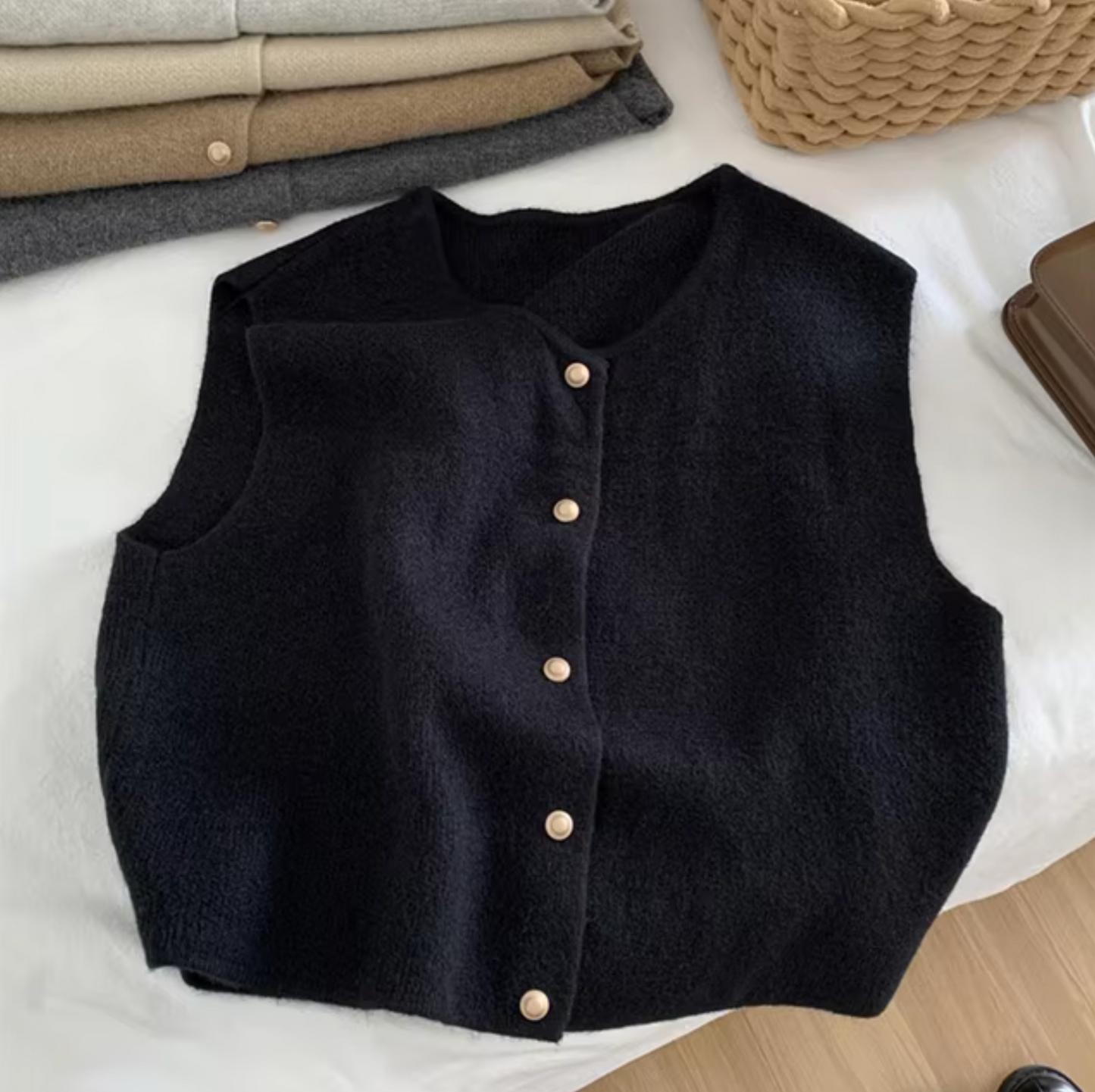 "Stijlvol mouwloos damesvest, gebreid van ademende katoenmix, ideaal voor gelaagde casual en formele outfits."