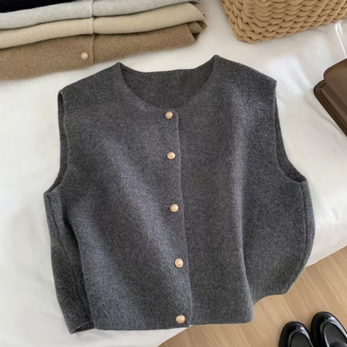 "Stijlvol mouwloos damesvest, gebreid van ademende katoenmix, ideaal voor gelaagde casual en formele outfits."