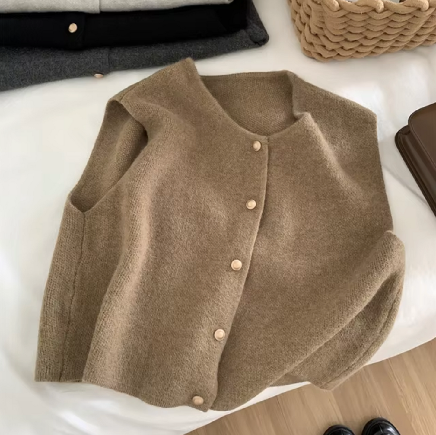 "Stijlvol mouwloos damesvest, gebreid van ademende katoenmix, ideaal voor gelaagde casual en formele outfits."