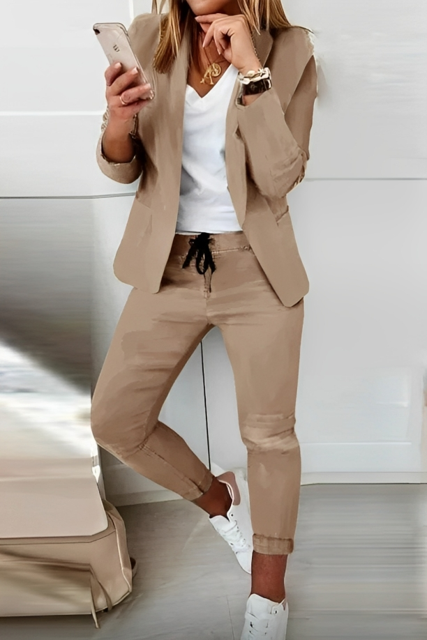 "Stijlvolle 2-delige dames blazer set, antraciet, met strakke snit en elegante pasvorm, geschikt voor zakelijke looks."