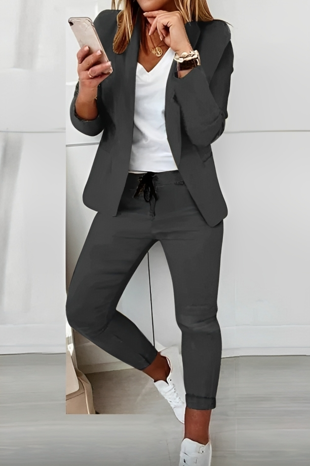 "Stijlvolle 2-delige dames blazer set, antraciet, met strakke snit en elegante pasvorm, geschikt voor zakelijke looks."