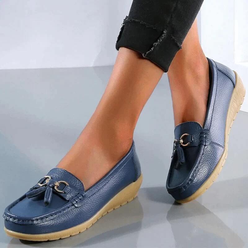 "Stijlvolle donkerblauwe orthopedische leren schoenen voor vrouwen, comfortabel en tijdloos ontwerp."