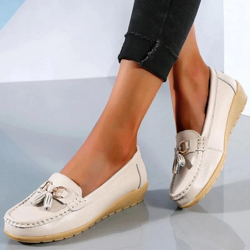 "Stijlvolle donkerblauwe orthopedische leren schoenen voor vrouwen, comfortabel en tijdloos ontwerp."