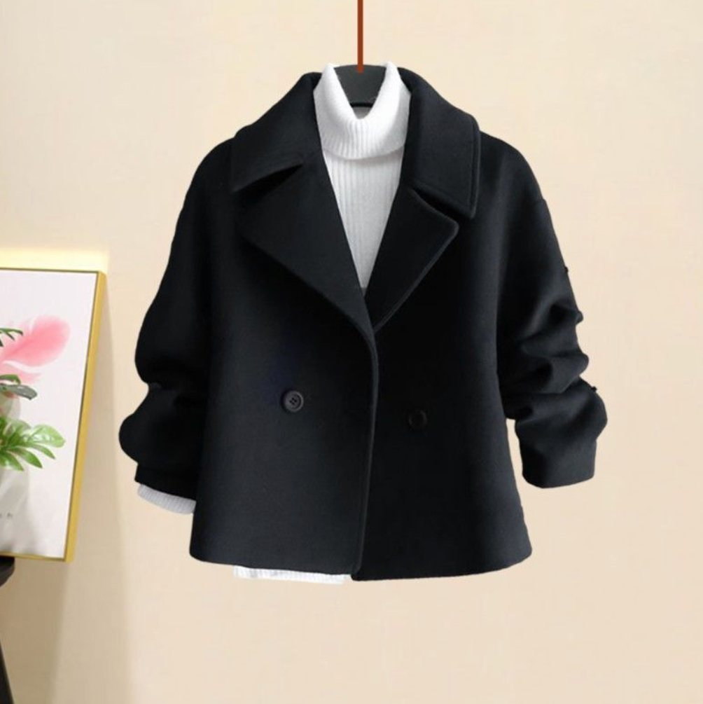 "Stijlvolle Elvira tussenjas, korte pasvorm, brede revers, chic ontwerp voor dames, perfect voor herfst en koud weer"
