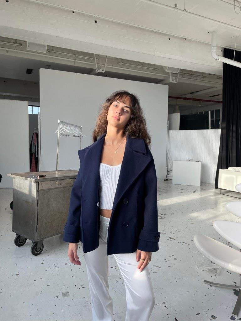 "Stijlvolle Elvira tussenjas, korte pasvorm, brede revers, chic ontwerp voor dames, perfect voor herfst en koud weer"