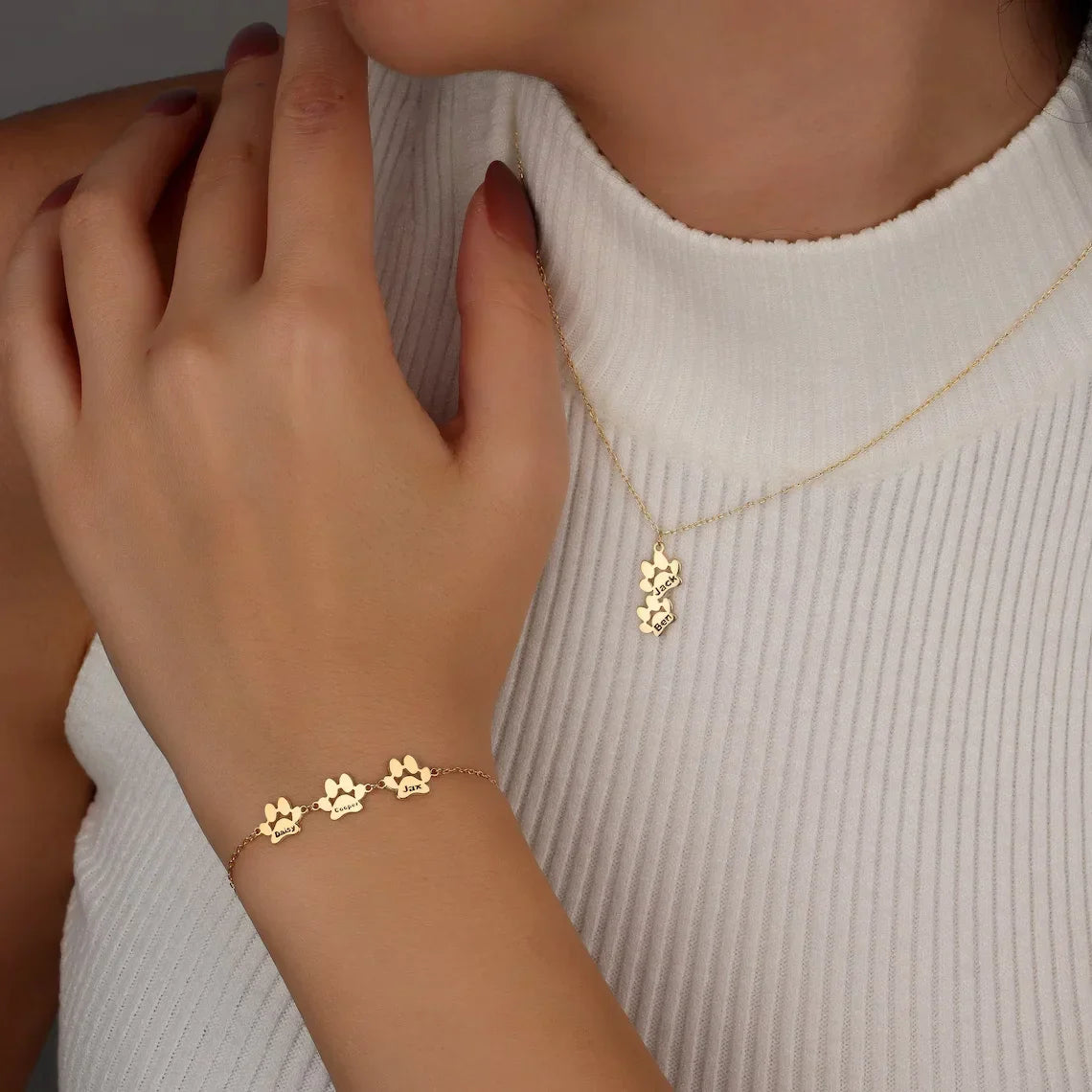 "Stijlvolle gouden armband met persoonlijke pootafdrukgravure, draag je huisdier altijd bij je. Voor dierenliefhebbers."