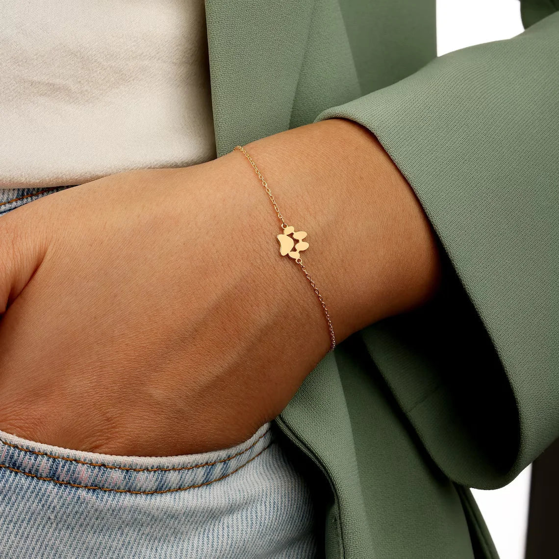"Stijlvolle gouden armband met persoonlijke pootafdrukgravure, draag je huisdier altijd bij je. Voor dierenliefhebbers."