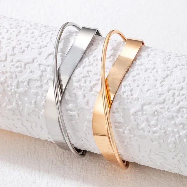 "Stijlvolle goudkleurige armband met kruissymbool, verstelbaar ontwerp voor dames, ideaal als mix & match sieraad."