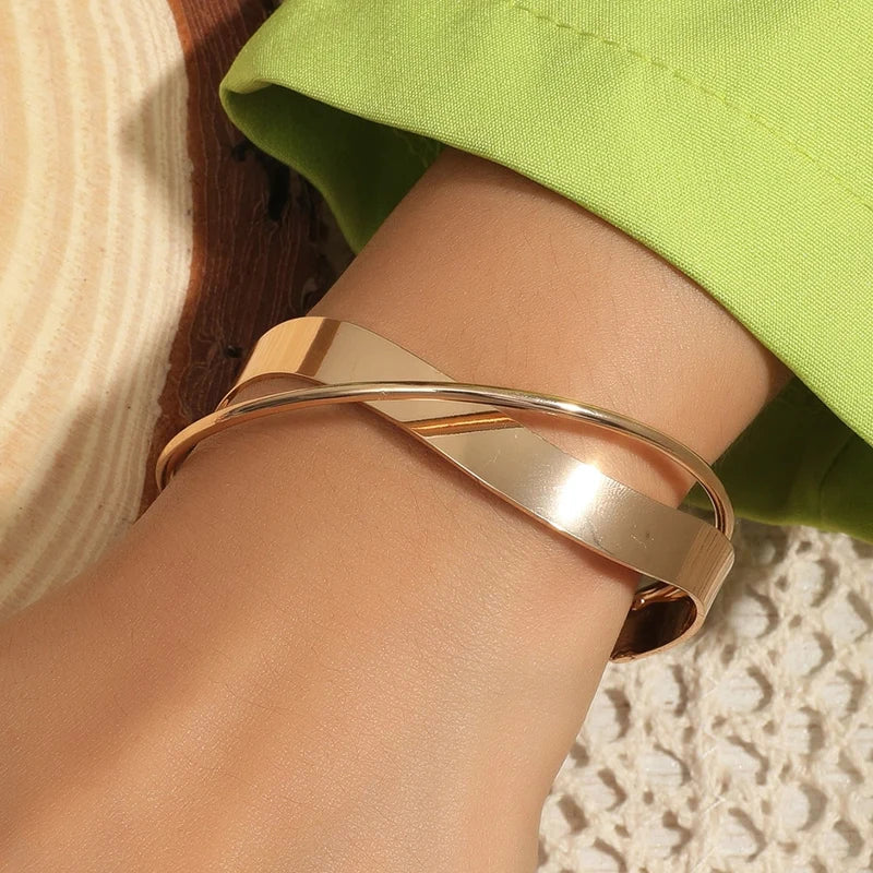 "Stijlvolle goudkleurige armband met kruissymbool, verstelbaar ontwerp voor dames, ideaal als mix & match sieraad."