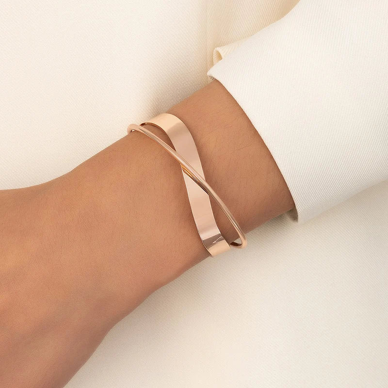 "Stijlvolle goudkleurige armband met kruissymbool, verstelbaar ontwerp voor dames, ideaal als mix & match sieraad."
