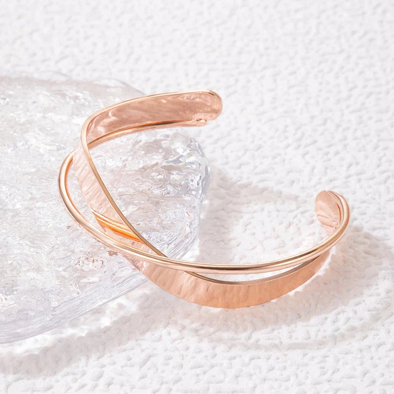 "Stijlvolle goudkleurige armband met kruissymbool, verstelbaar ontwerp voor dames, ideaal als mix & match sieraad."