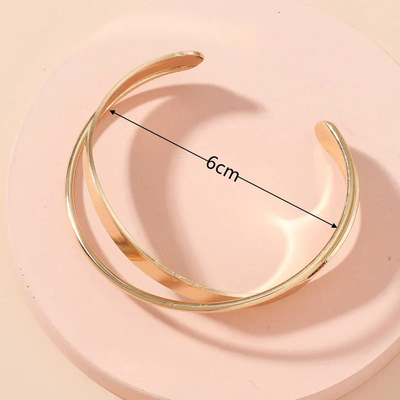 "Stijlvolle goudkleurige armband met kruissymbool, verstelbaar ontwerp voor dames, ideaal als mix & match sieraad."