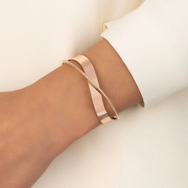 "Stijlvolle goudkleurige armband met kruissymbool, verstelbaar ontwerp voor dames, ideaal als mix & match sieraad."