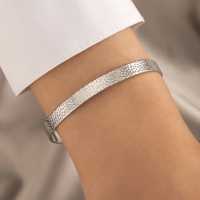 "Stijlvolle goudkleurige armband met kruissymbool, verstelbaar ontwerp voor dames, ideaal als mix & match sieraad."