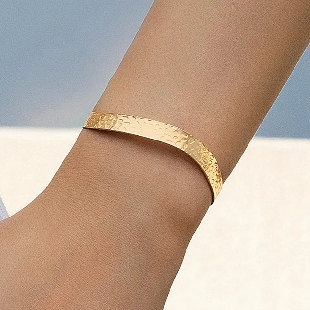 "Stijlvolle goudkleurige armband met kruissymbool, verstelbaar ontwerp voor dames, ideaal als mix & match sieraad."