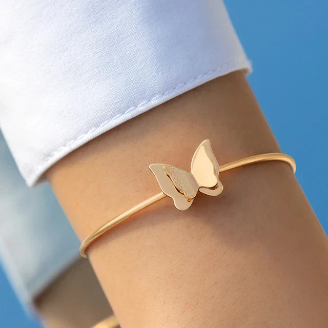 "Stijlvolle goudkleurige armband met kruissymbool, verstelbaar ontwerp voor dames, ideaal als mix & match sieraad."