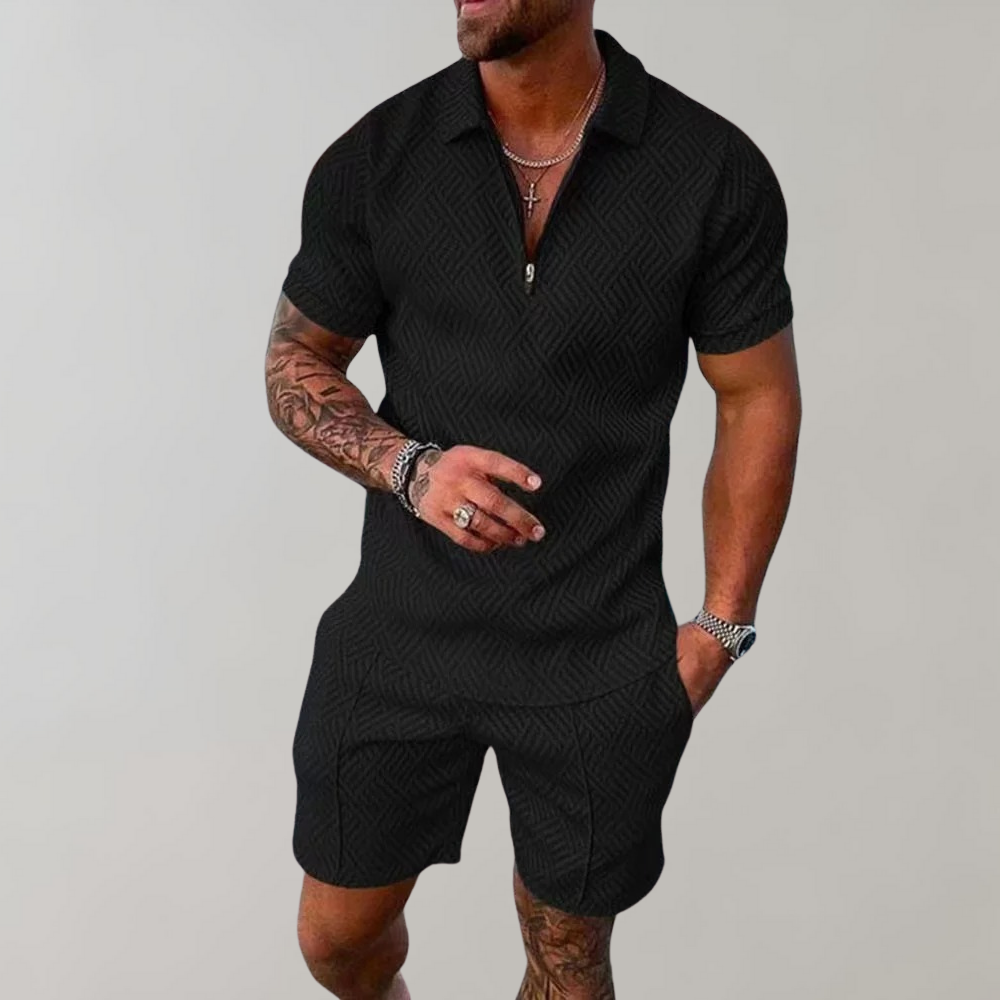 "Stijlvolle heren zomerset met elegante blauwe polo en bijpassende korte broek, ideaal voor een trendy en comfortabele look."