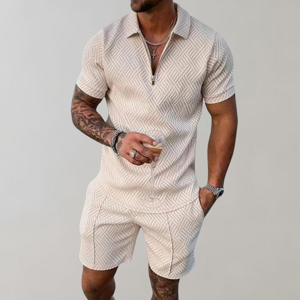 "Stijlvolle heren zomerset met elegante blauwe polo en bijpassende korte broek, ideaal voor een trendy en comfortabele look."