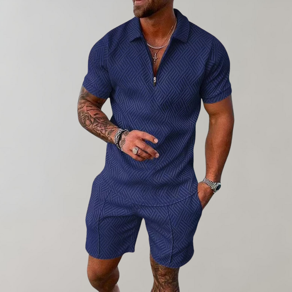 "Stijlvolle heren zomerset met elegante blauwe polo en bijpassende korte broek, ideaal voor een trendy en comfortabele look."
