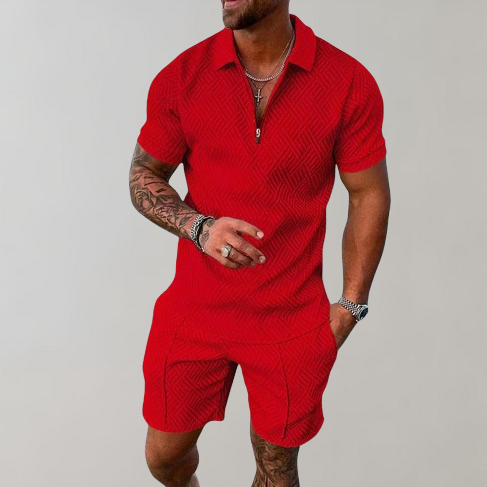 "Stijlvolle heren zomerset met elegante blauwe polo en bijpassende korte broek, ideaal voor een trendy en comfortabele look."