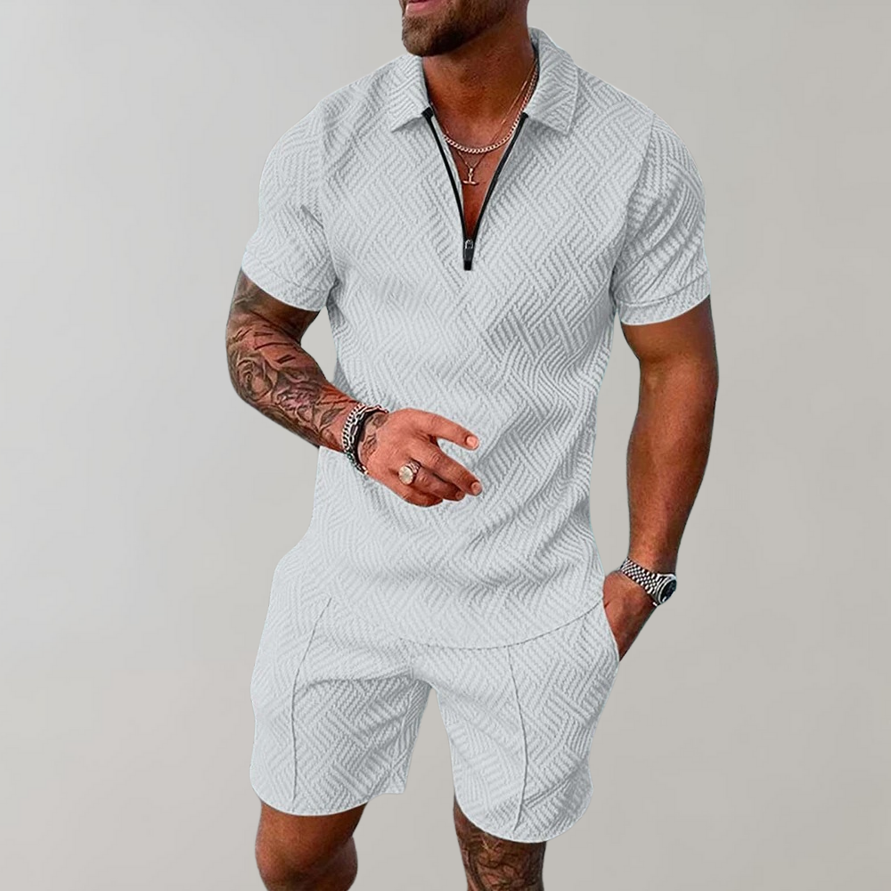 "Stijlvolle heren zomerset met elegante blauwe polo en bijpassende korte broek, ideaal voor een trendy en comfortabele look."