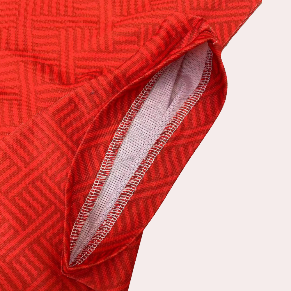 "Stijlvolle heren zomerset met elegante blauwe polo en bijpassende korte broek, ideaal voor een trendy en comfortabele look."