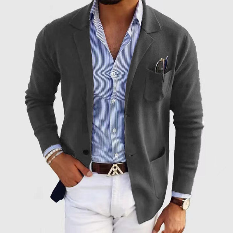 "Stijlvolle herenblazer met klepzakken, reverskraag en ademend polyester, perfect voor een elegante, casual look."