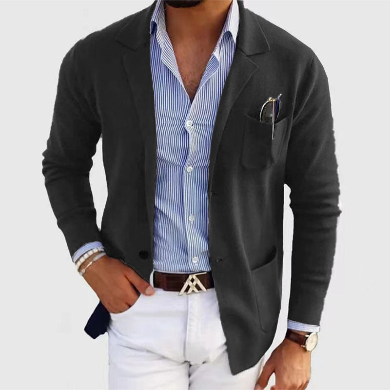 "Stijlvolle herenblazer met klepzakken, reverskraag en ademend polyester, perfect voor een elegante, casual look."
