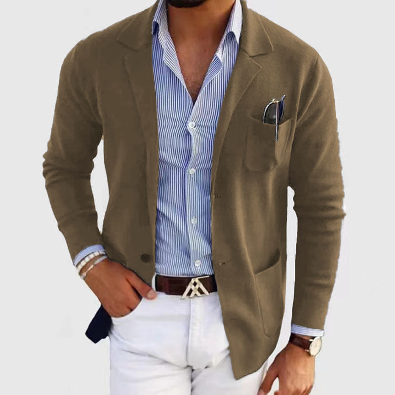 "Stijlvolle herenblazer met klepzakken, reverskraag en ademend polyester, perfect voor een elegante, casual look."