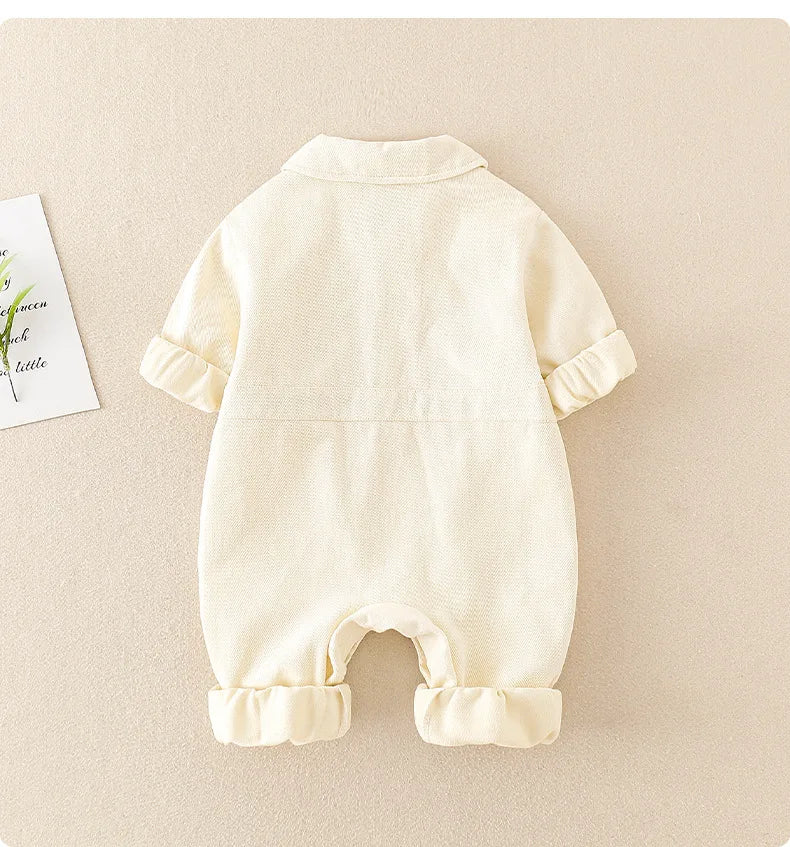 "Stijlvolle kinderdenim jumpsuit, comfortabele pasvorm, duurzaam polyester, ideaal voor dagelijks spel en avontuur."