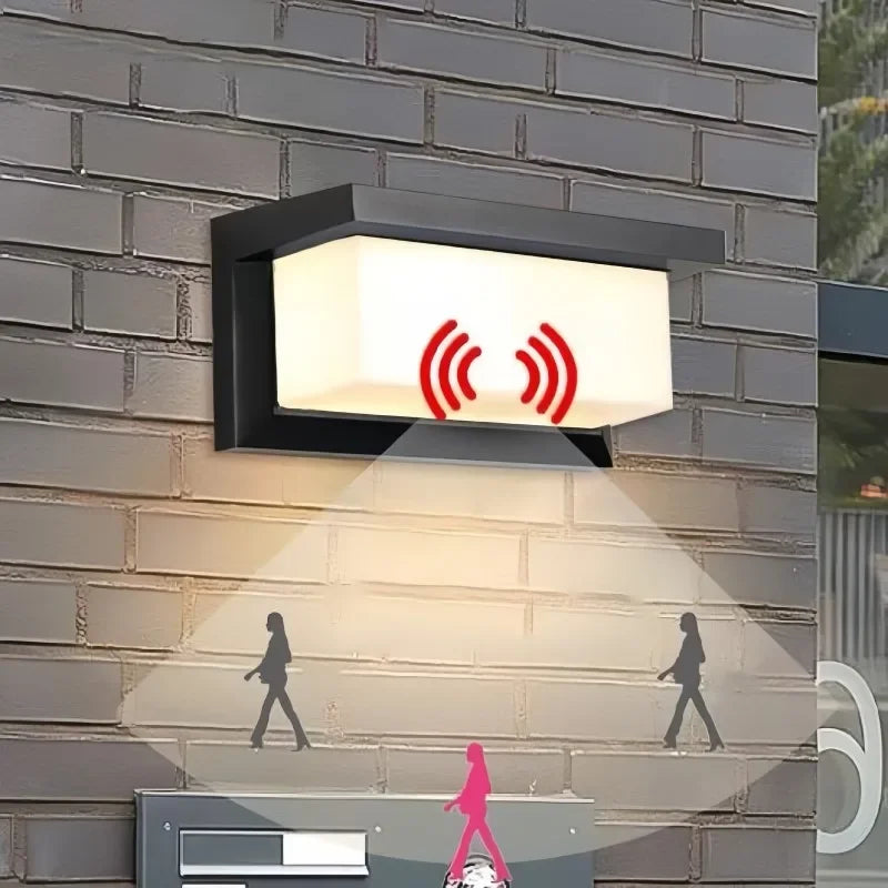 "Stijlvolle Laguna LED buitenwandlamp met bewegingssensor, moderne strakke look, weerbestendig IP65, heldere verlichting."
