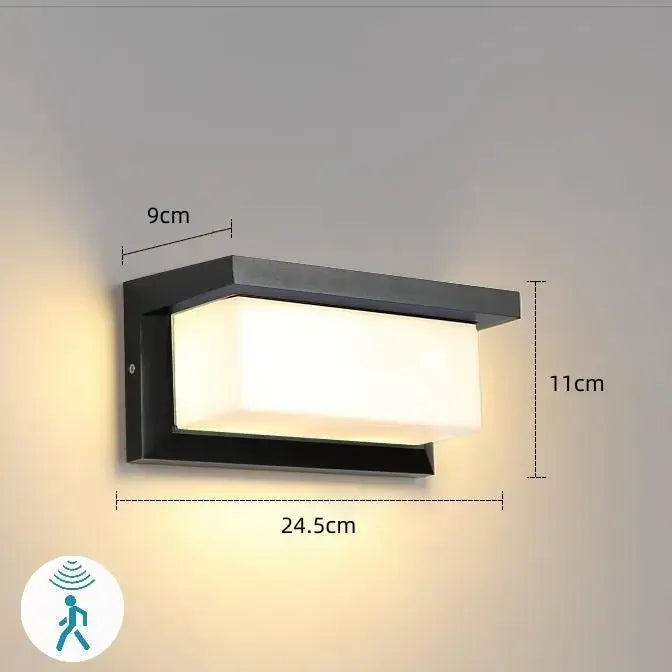 "Stijlvolle Laguna LED buitenwandlamp met bewegingssensor, moderne strakke look, weerbestendig IP65, heldere verlichting."