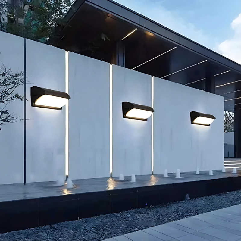 "Stijlvolle Laguna LED buitenwandlamp met bewegingssensor, moderne strakke look, weerbestendig IP65, heldere verlichting."