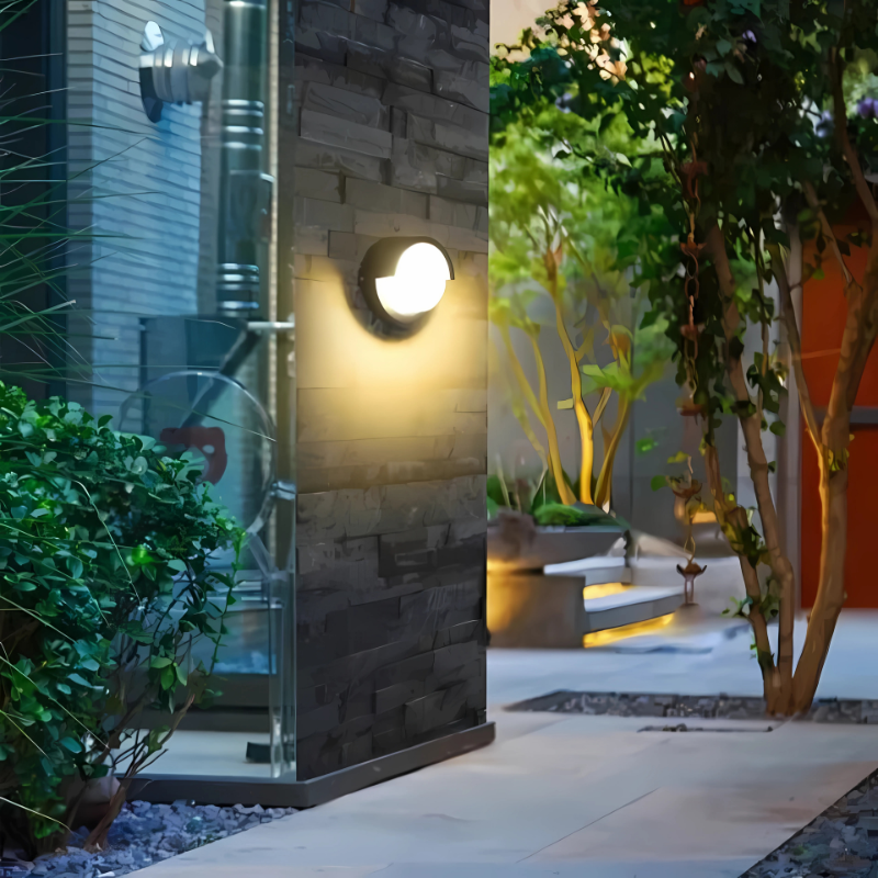 "Stijlvolle Laguna LED buitenwandlamp met bewegingssensor, moderne strakke look, weerbestendig IP65, heldere verlichting."