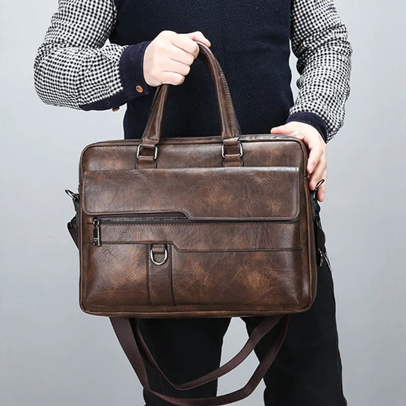 "Stijlvolle leren schoudertas voor mannen met elegant design, verstelbare riem en ruime opbergmogelijkheden."