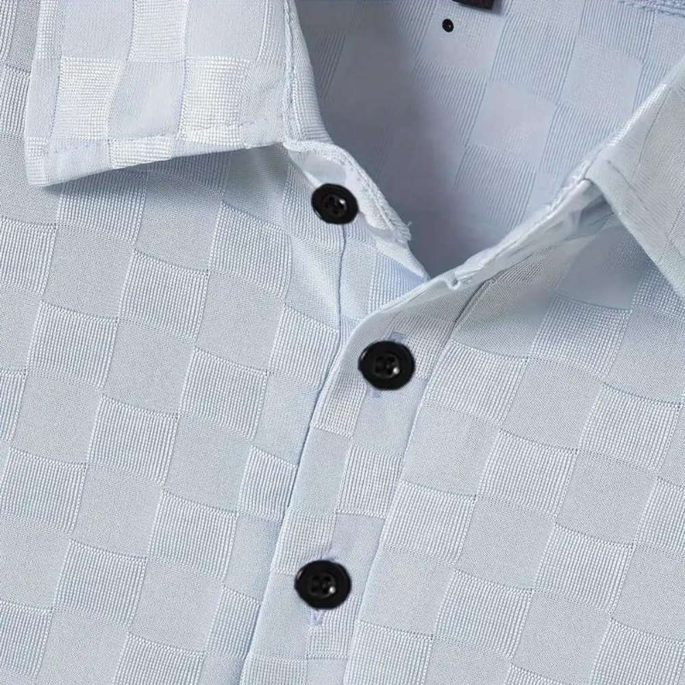 "Stijlvolle lichtblauwe polo voor heren, korte mouwen, perfecte zomerkleding. Comfortabel en elegant ontwerp."