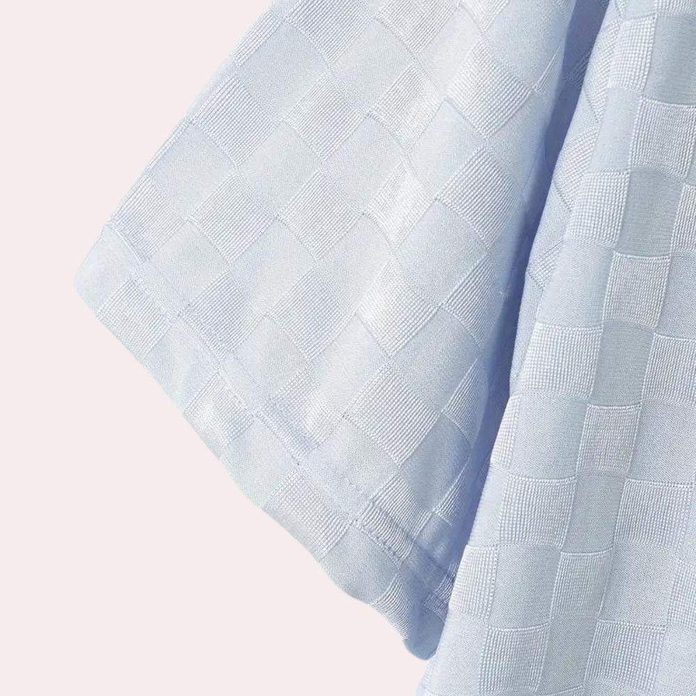 "Stijlvolle lichtblauwe polo voor heren, korte mouwen, perfecte zomerkleding. Comfortabel en elegant ontwerp."