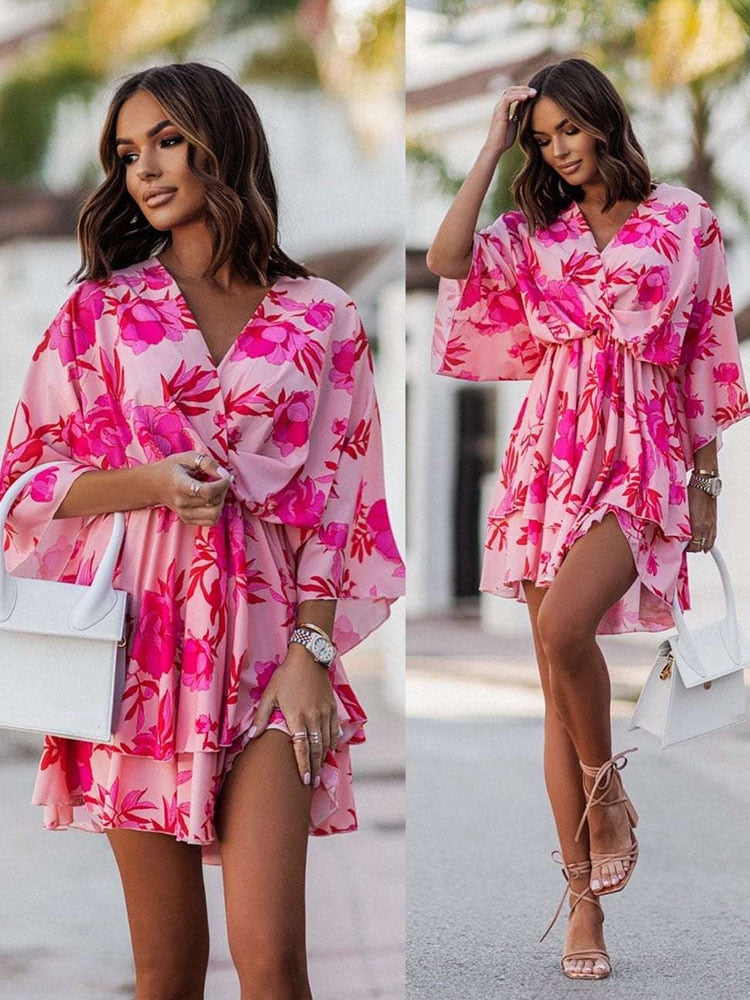 "Stijlvolle Noelia zomerjurk met V-hals, elegante pasvorm, luchtige stof, perfect voor elke gelegenheid."