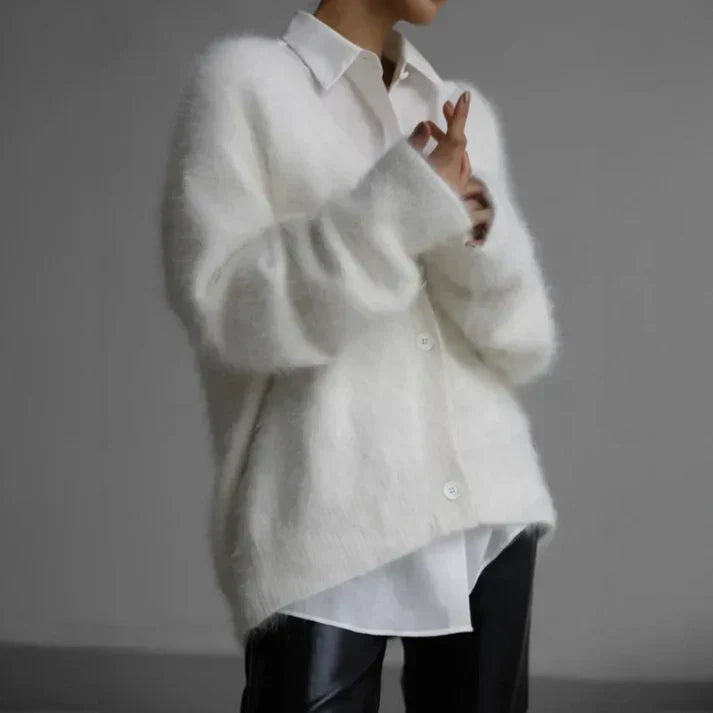 "Stijlvolle oversized kasjmieren trui, luxueus en comfortabel, met moderne pasvorm en zachte textuur, ideaal voor winterdagen