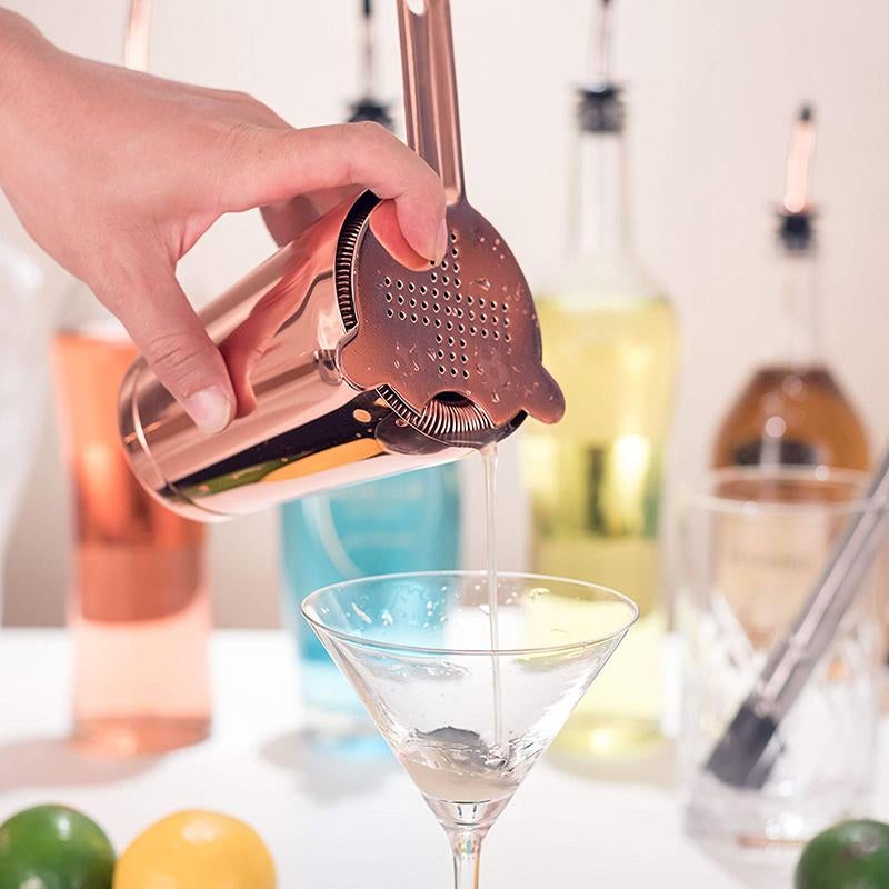 "Stijlvolle roestvrijstalen cocktailshaker set met essentiële accessoires voor thuiscocktails, ideaal voor elke thuisbar."