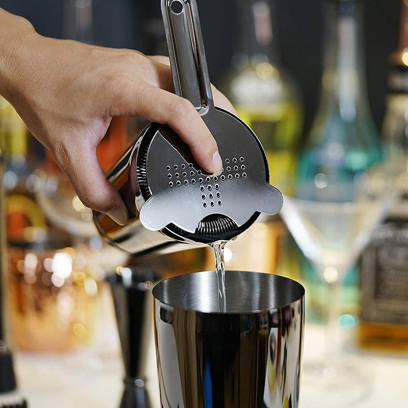 "Stijlvolle roestvrijstalen cocktailshaker set met essentiële accessoires voor thuiscocktails, ideaal voor elke thuisbar."