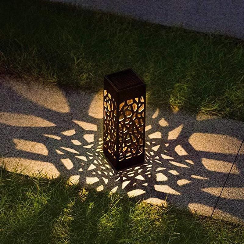"Stijlvolle Solaria tuinlamp op zonne-energie, elegante lichtbron voor sfeervolle tuinverlichting zonder kabels."