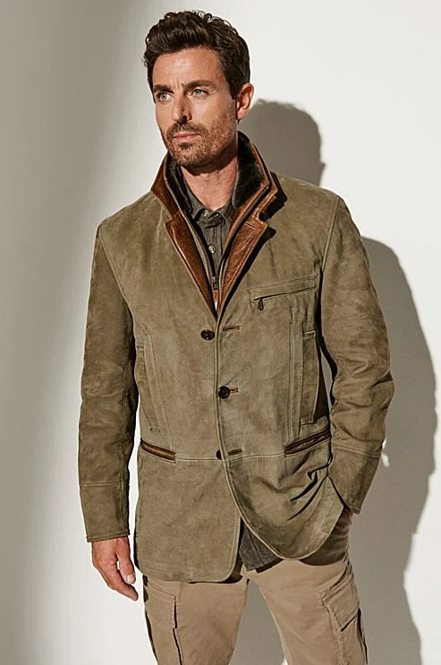 "Stijlvolle vintage suède herenjas, slim fit, met luxe lederen afwerkingen en klassieke knoopsluiting voor een chique look."