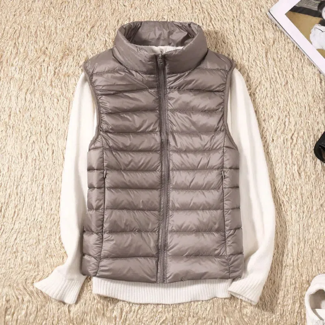 "Stijlvolle winddichte dames bodywarmer in rood, lichtgewicht met slank design, geschikt voor elke modebewuste vrouw."