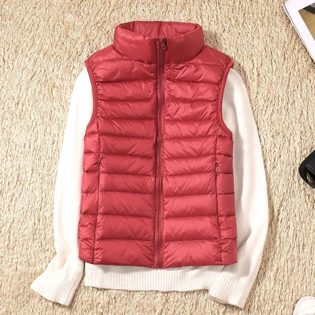 "Stijlvolle winddichte dames bodywarmer in rood, lichtgewicht met slank design, geschikt voor elke modebewuste vrouw."